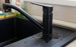 Течет смеситель на кухне, а краны на стояках не держат: что делать